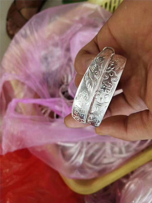 地攤貨源批發(fā)火爆產(chǎn)品跑江湖合金仿銀手鐲鋪里銀飾10元模式